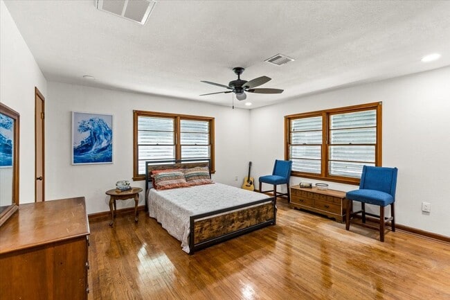 Building Photo - 4827 Ave Q 1/2