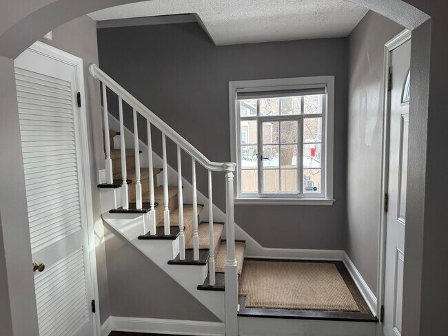 Building Photo - 3 Bedroom 1.5 Bath Single Family Home - Upper Arlington Schools