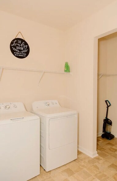 Building Photo - Room in House on Okeechobee Ct