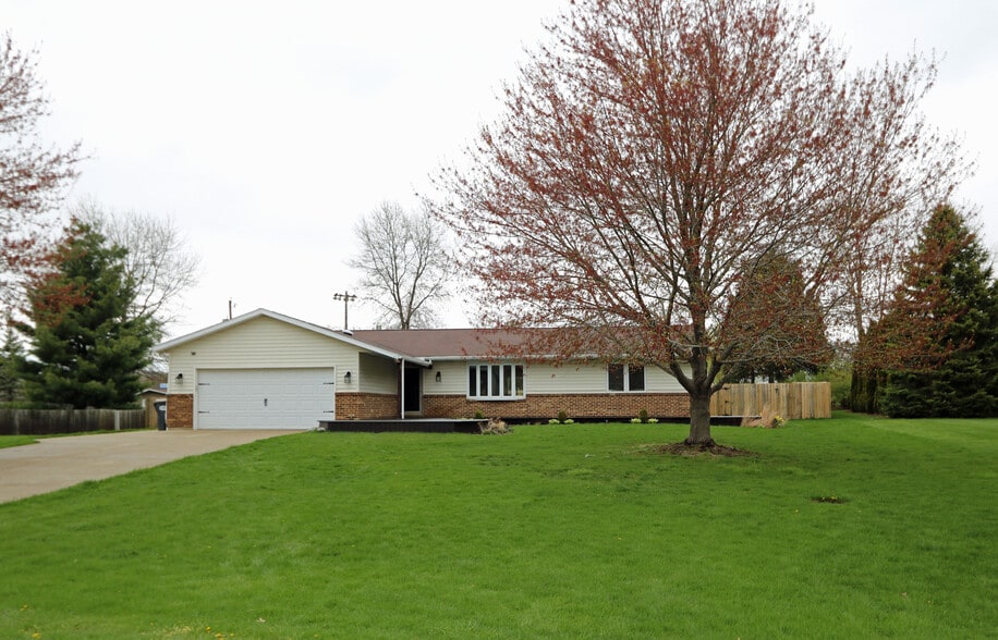 Primary Photo - 555 Royal Crest Dr