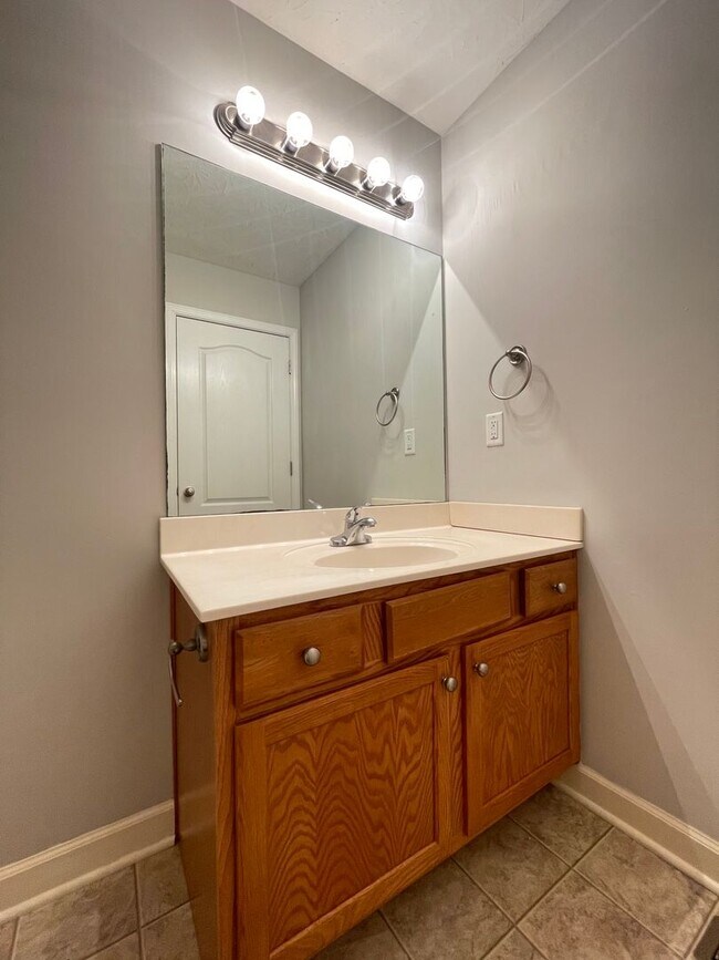 Building Photo - HALF OFF ONE MONTH AT 397B LOWER STONE!