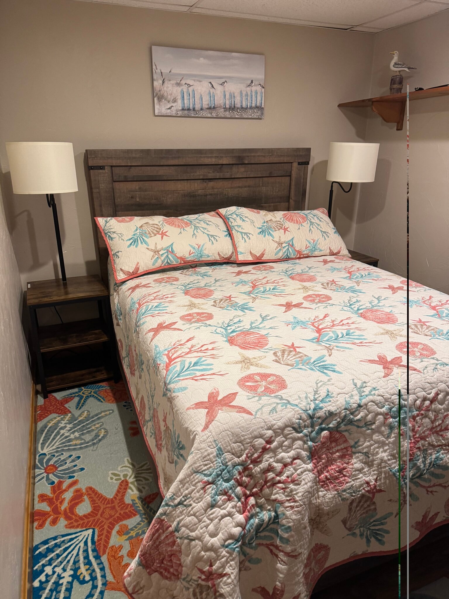 Queen master bed off of living room - 421 Oakhill Ave