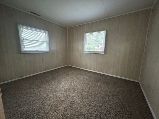Building Photo - Nice 2 Bedroom / 1 Bathroom Unit - Great L...