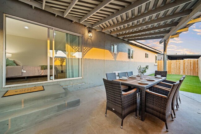 Building Photo - 606 S Sunshine Ave