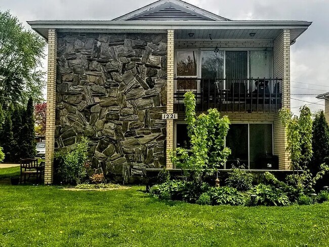 Building Photo - 1221 N La Grange Rd