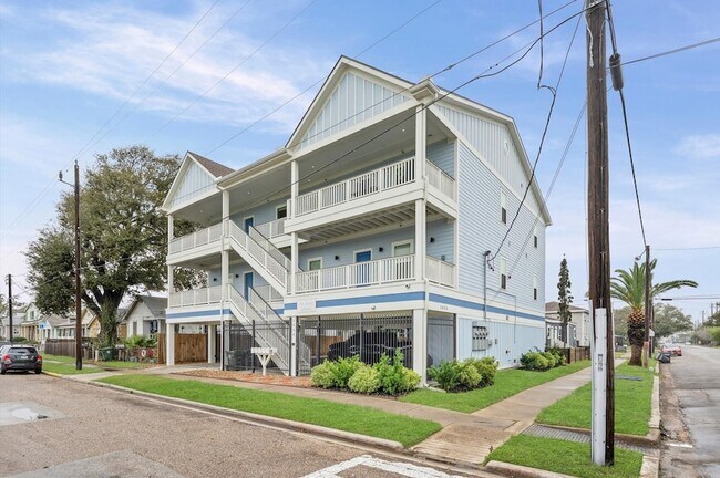 Building Photo - 1325 35th St