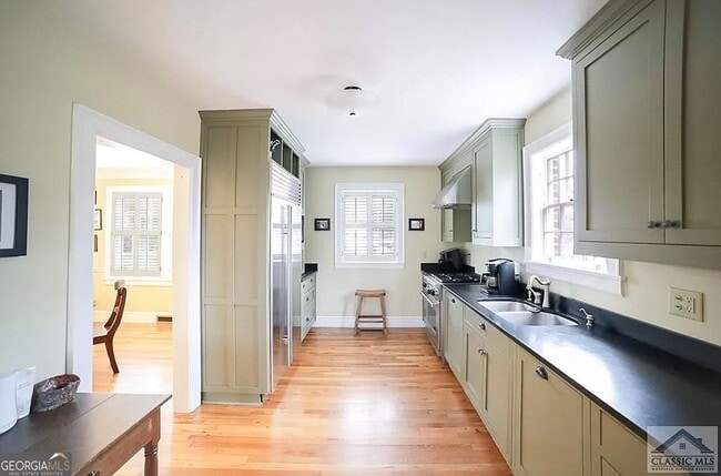 Building Photo - 482 Highland Ave