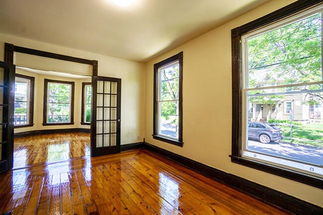 Building Photo - AVAILABLE 6/1/25 - Two Story House With Ha...
