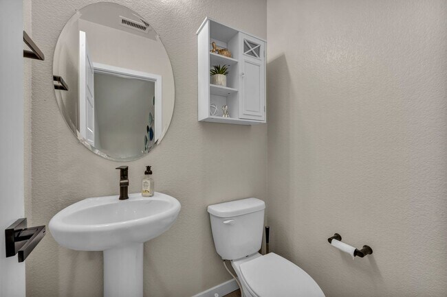 Building Photo - Fully Furnished Modern Townhome with utilities included and flexible lease options available