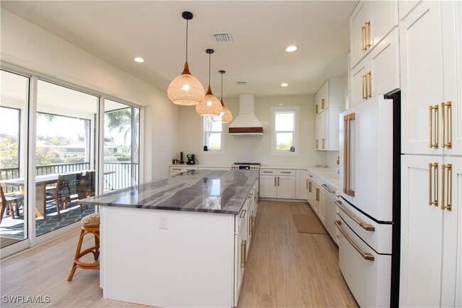 Building Photo - 4879 Esplanade St