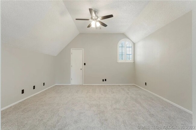 Building Photo - Beautifully Updated Broken Arrow Home!