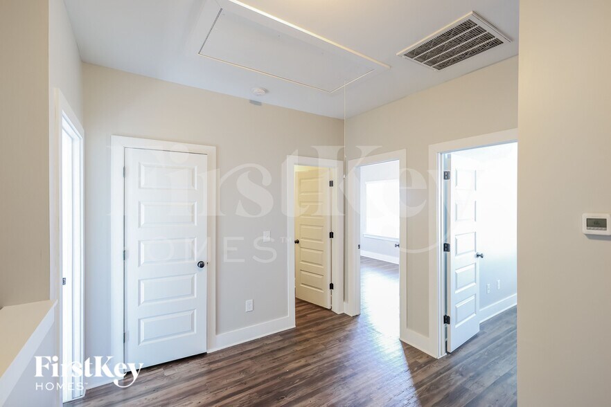 Building Photo - 2762 Village Pl