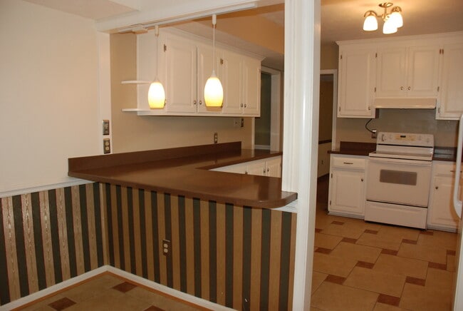 Building Photo - 3 Bedroom, 2.5 bath house in Newport News-Bernard Village