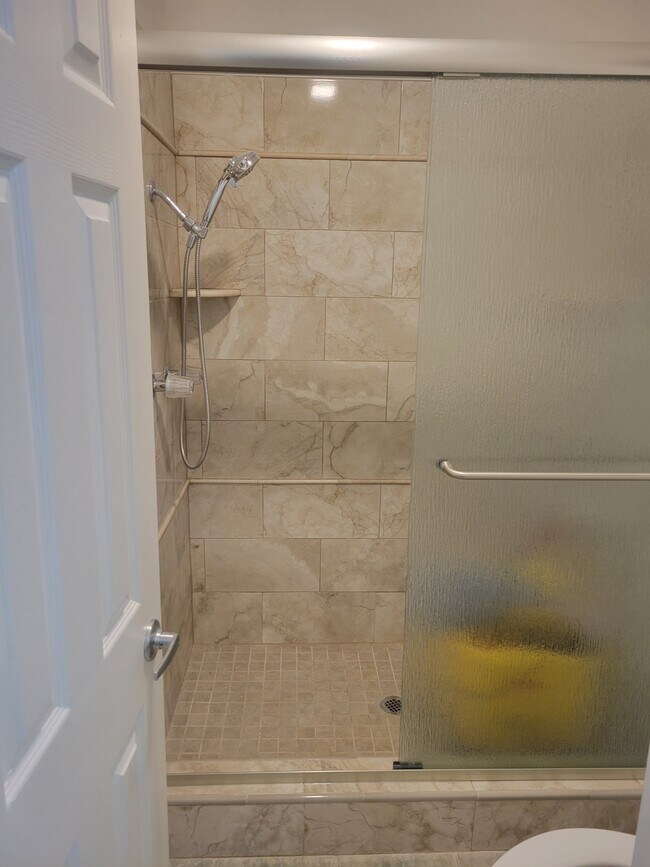 full bath - 17446 Ludlow St