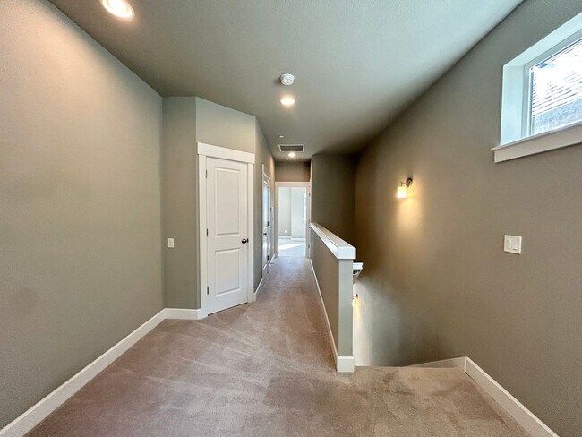 Building Photo - Luxury and Convenience Awaits in this Stunning 3 Bedroom, 2.5 Bathroom House with Abundant Parkin...