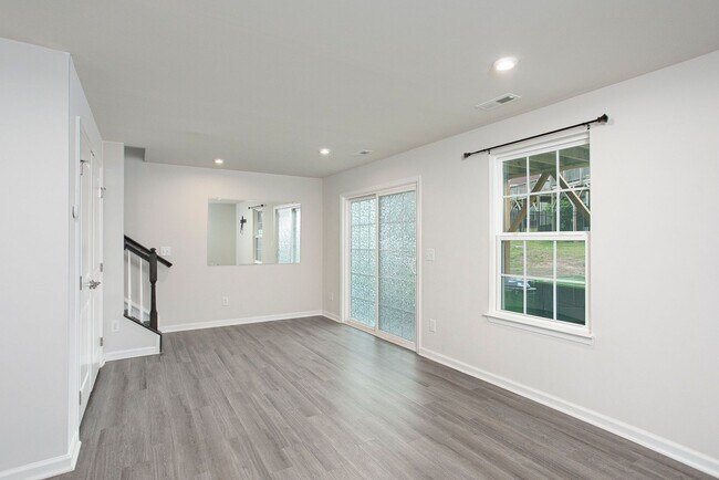Building Photo - Beautiful 3 bedroom, 2.5 bath townhome nea...