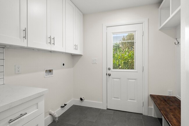 Building Photo - 6 Pom Ct