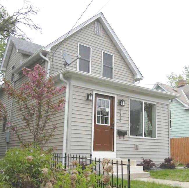 Building Photo - Spacious 4-Bedroom Retreat with Elegant Hardwood Floors in Minneapolis