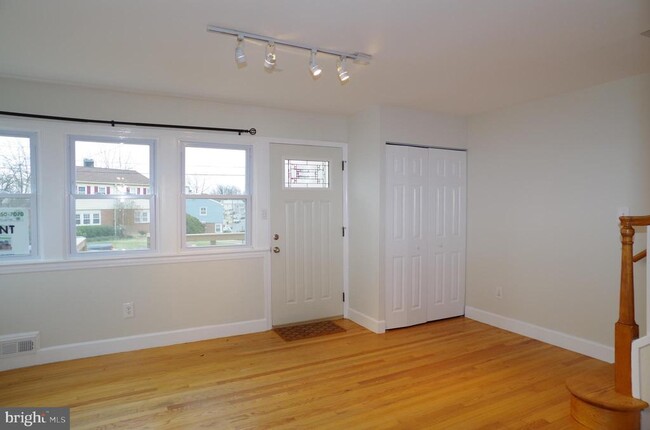 Building Photo - 6956 Westhampton Dr