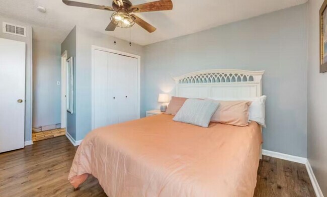 Building Photo - 952 W Beach Blvd