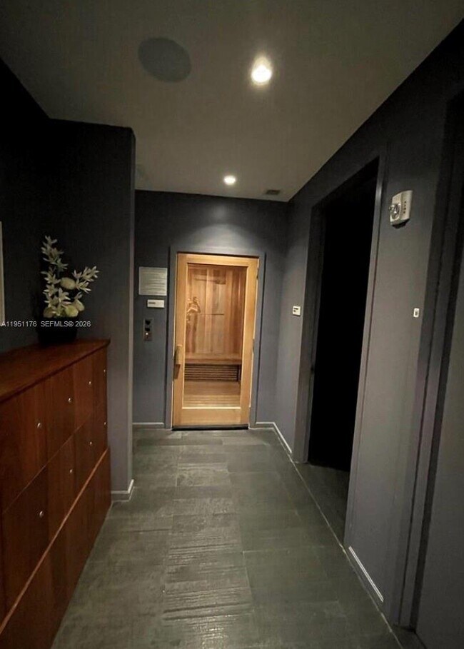 Building Photo - 1300 Brickell Bay Dr