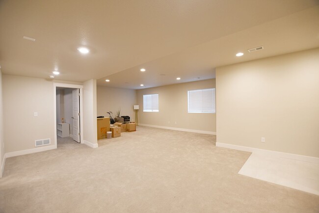 Building Photo - Main Floor Primary Bedroom!