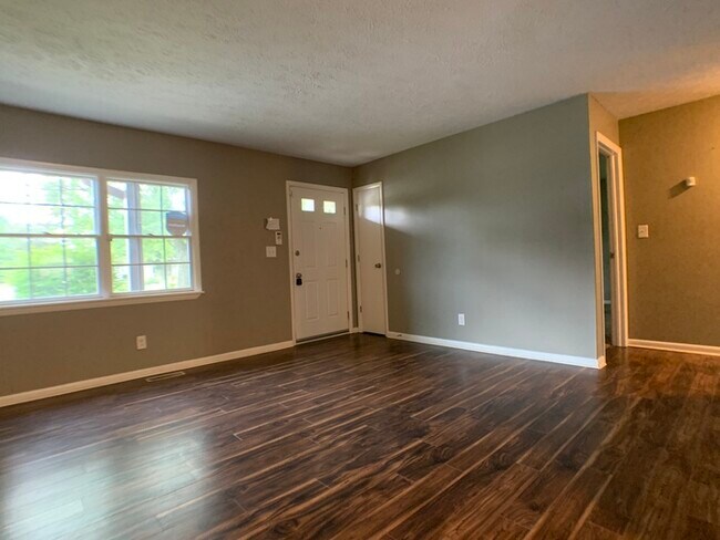 Building Photo - Cute Ranch in Lawrence with a Deck!