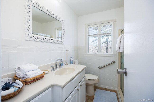 Building Photo - 371 S River Rd