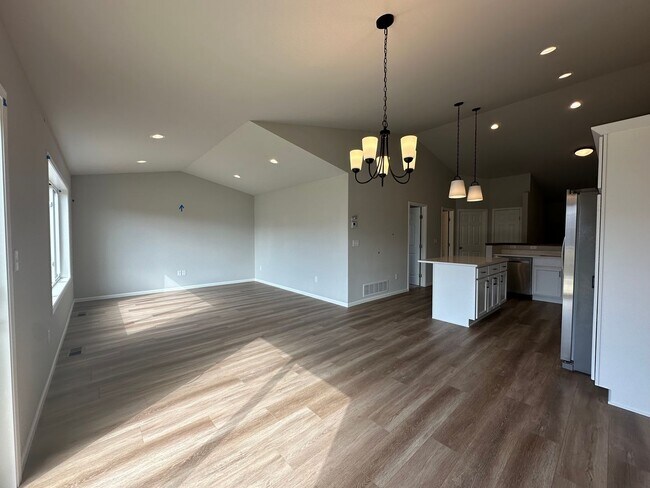 Building Photo - 4-Bedroom, 2-Bathroom Twin Home in South Fargo!