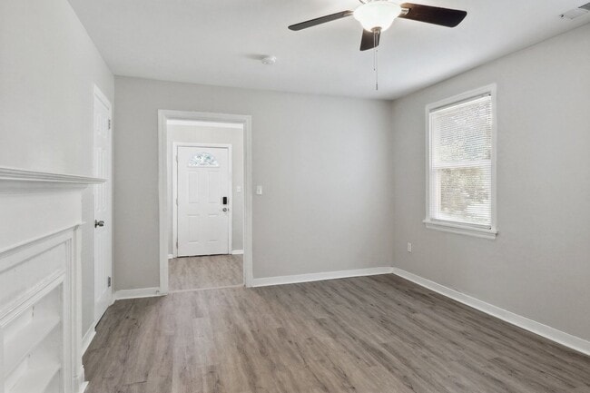 Primary Photo - Large 3BR/2BA Near Downtown House For Rent