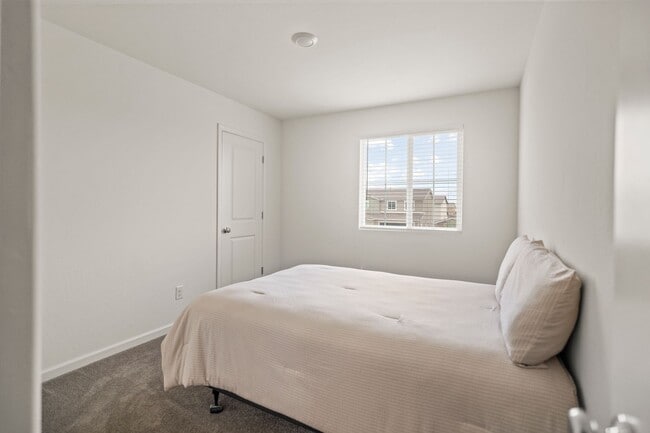 Building Photo - Multi-Generational Home!