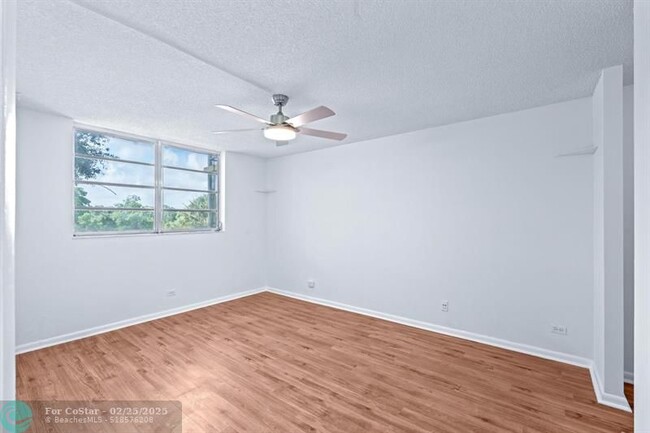 Building Photo - 447 NE 195th St