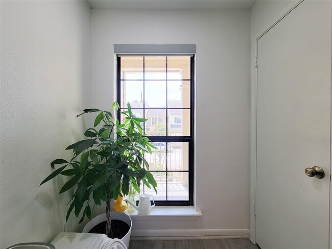 Building Photo - 755 Bering Dr