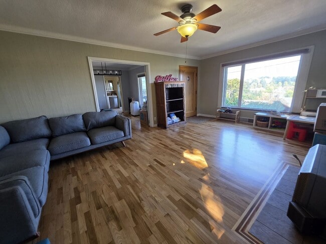 Building Photo - Charming Charleston Classic close to PSNS!