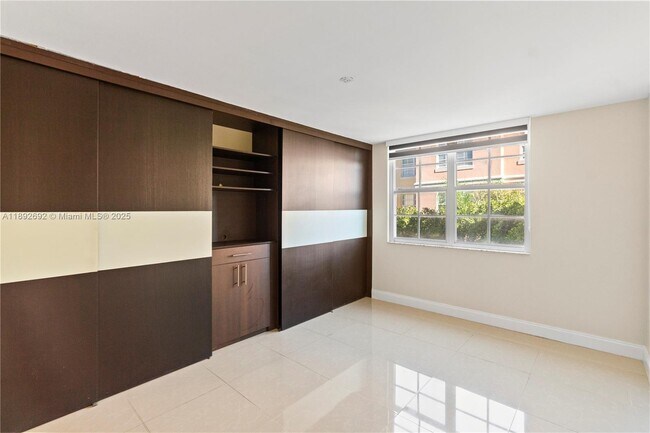 Building Photo - 19655 E Country Club Dr