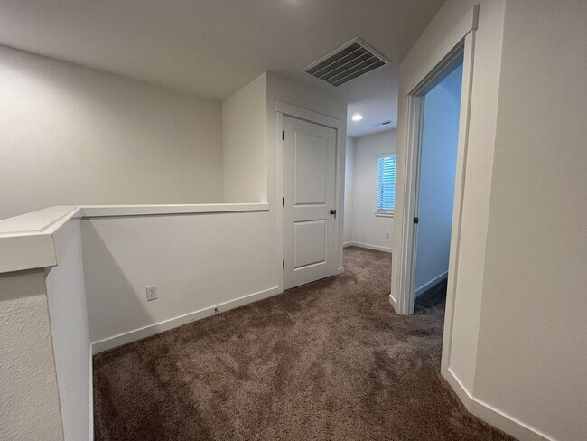 Building Photo - Gorgeous 3BR Home with Open Main Level & Large Primary Suite