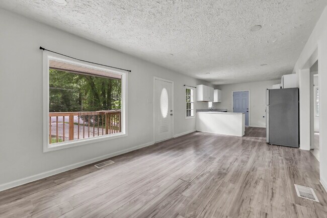 Building Photo - Charming 2-bed 1-bath home minutes from shopping, APSU, and dining.