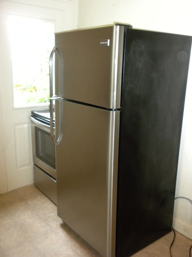 Building Photo - 2 Bedroom Home-Downtown