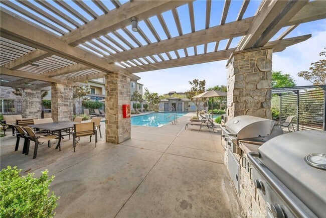 Building Photo - 747 Savi Dr