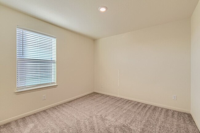 Building Photo - 3 bedroom for rent on the far West Side!