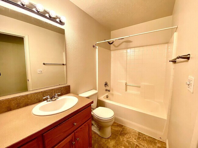 Building Photo - 3 bedroom 2 bath Walking Distance to Sage Valley Middle School