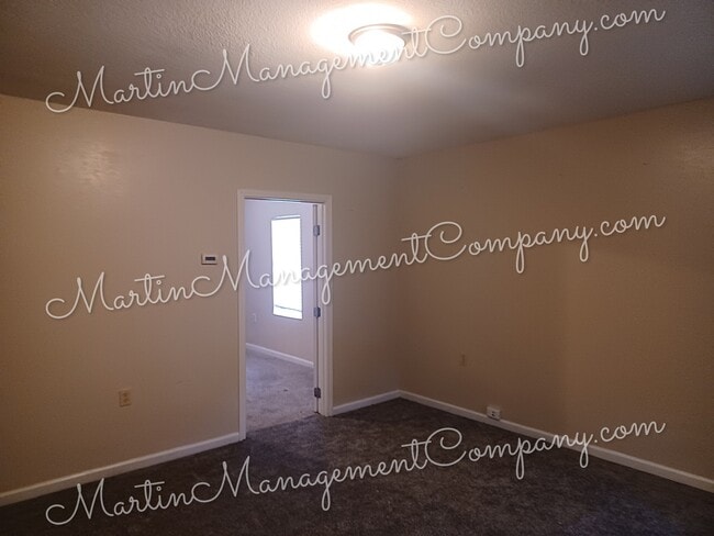 Building Photo - 617 E 11th St