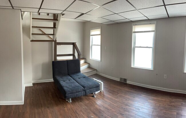 Building Photo - 2022 Plainview Ave