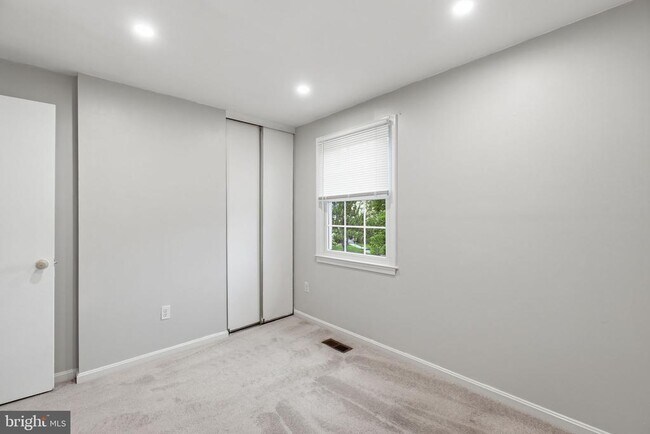 Building Photo - 9018 Jersey Dr