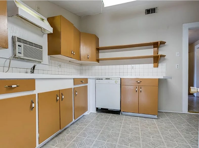 Kitchen - 435 Preusser St