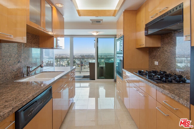 Building Photo - 13600 Marina Pointe Dr