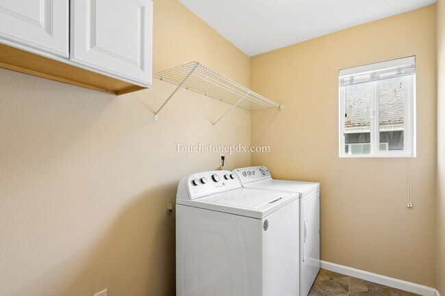 Building Photo - Spacious 4 BR 2.5 BA Home in Damascus