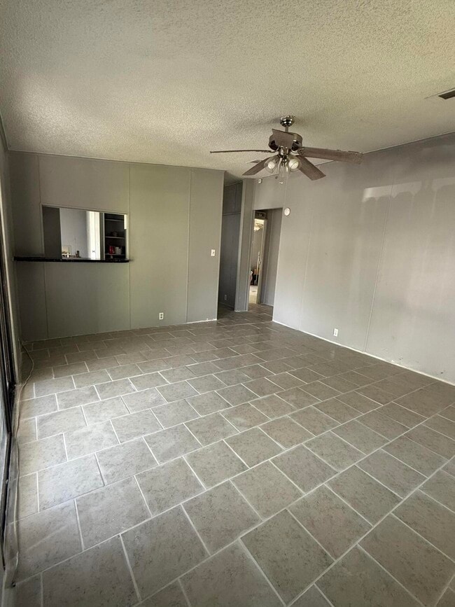 Building Photo - 9301 SE 61st Dr