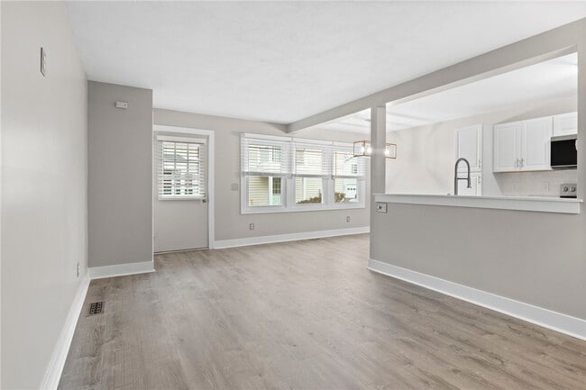 Building Photo - 34 Arrowhead Way S
