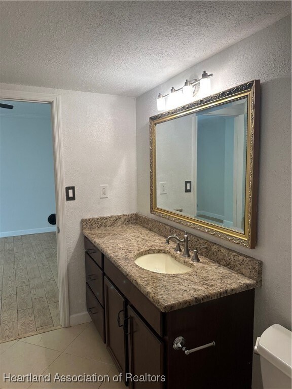 Building Photo - 2131 Lakeview Dr